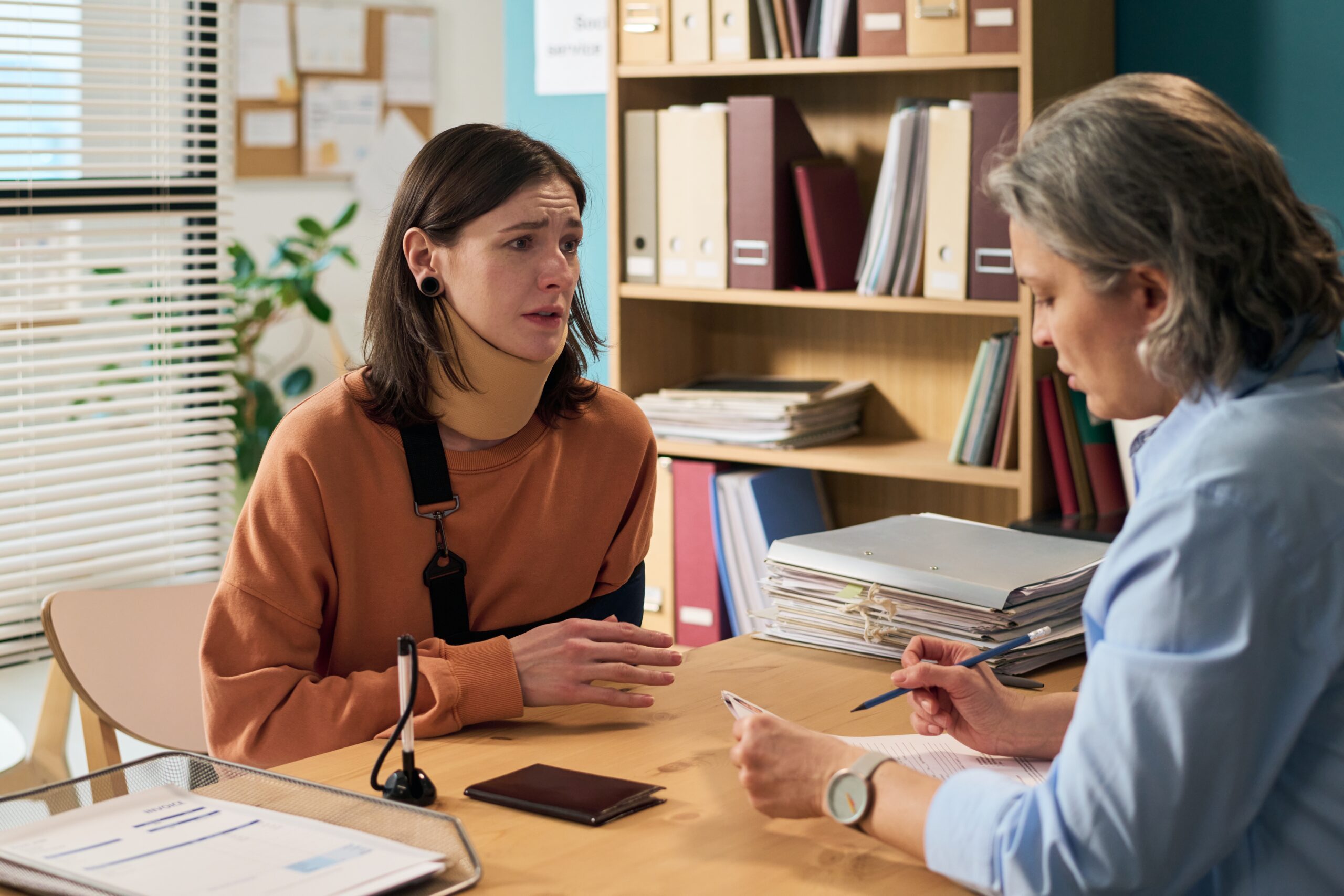 Young,Adult,Caucasian,Woman,Expressing,Distress,While,Meeting,With,Middle